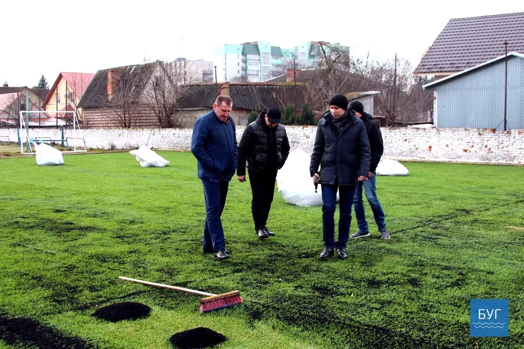 Завершують ремонт покриття спортивного майданчика на стадіоні у Володимирі-Волинському 11