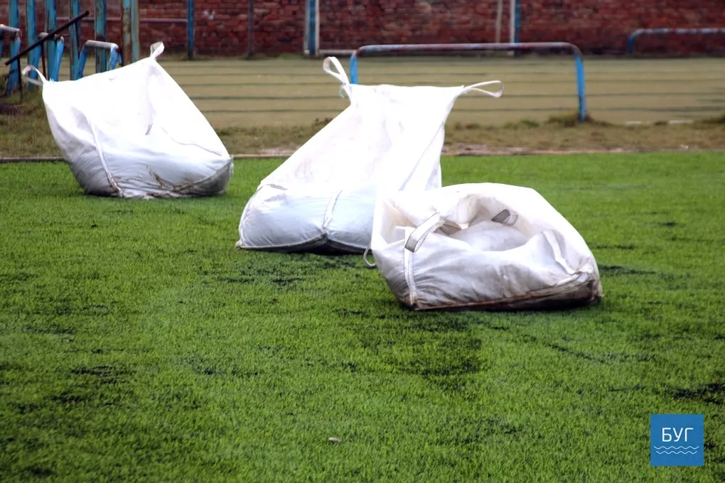 Завершують ремонт покриття спортивного майданчика на стадіоні у Володимирі-Волинському 7