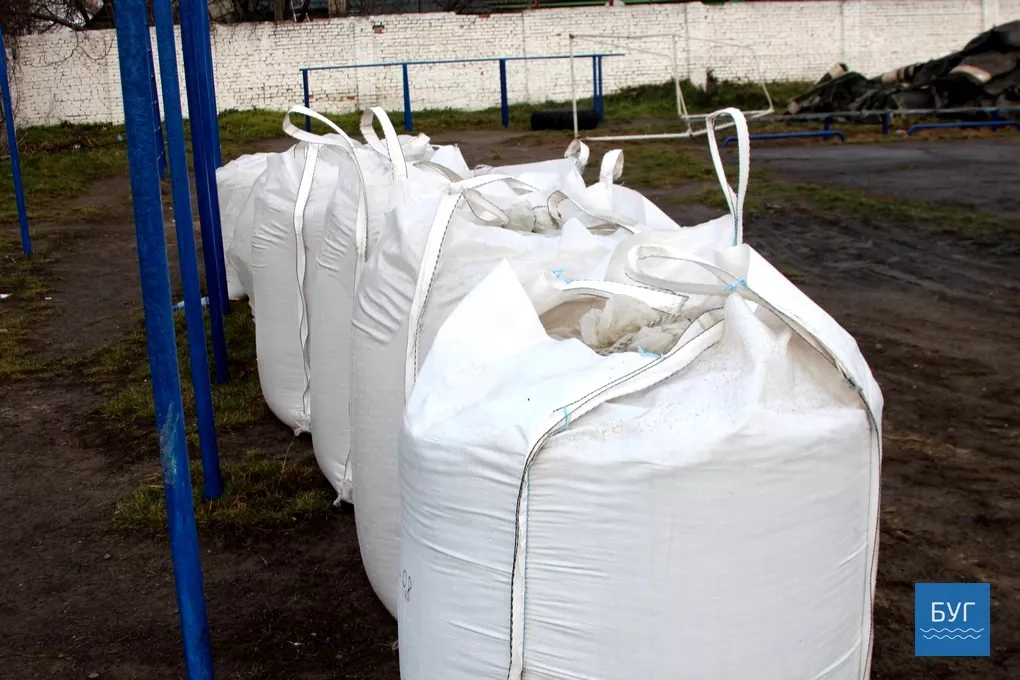 Завершують ремонт покриття спортивного майданчика на стадіоні у Володимирі-Волинському 2