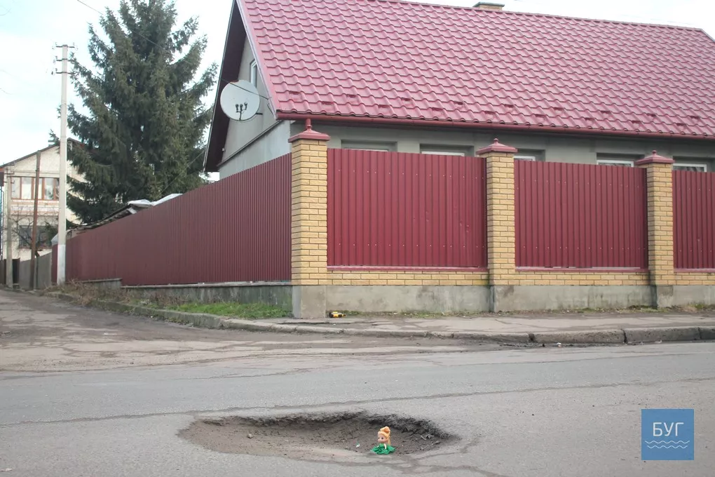 Інспектор Ляля: Водії, обережно. На Драгоманова у Володимирі-Волинському величезна вибоїна 2