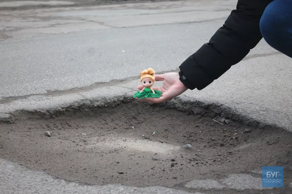 Інспектор Ляля: Водії, обережно. На Драгоманова у Володимирі-Волинському величезна вибоїна 4