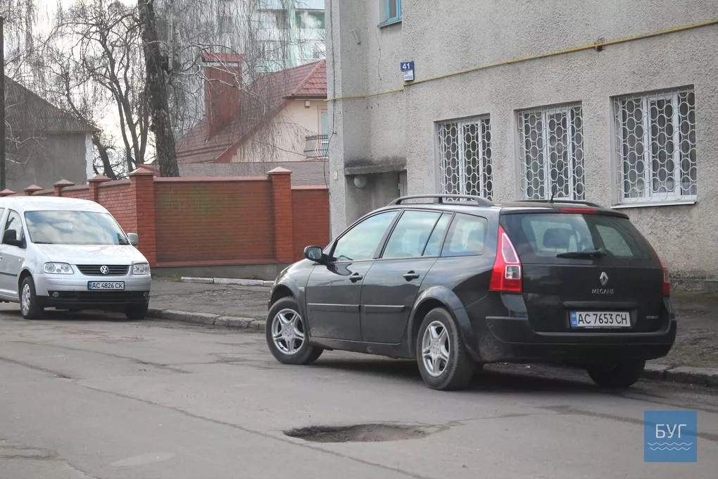 Інспектор Ляля: Водії, обережно. На Драгоманова у Володимирі-Волинському величезна вибоїна 7