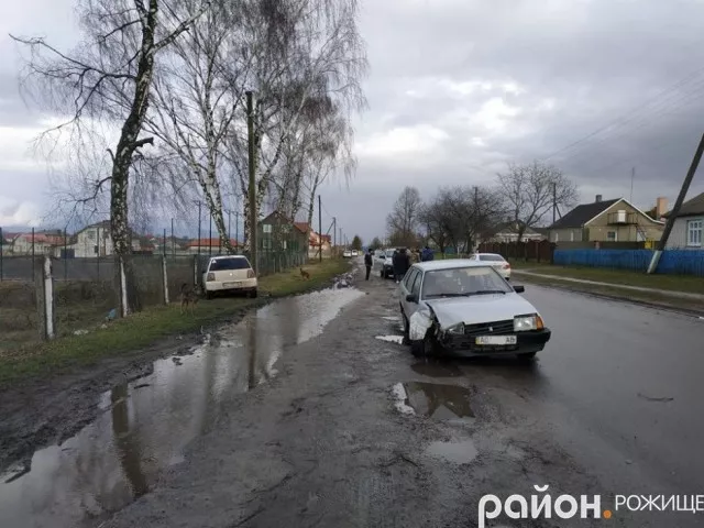 У Рожищі зіткнулись дві автівки: водіїв госпіталізували 4