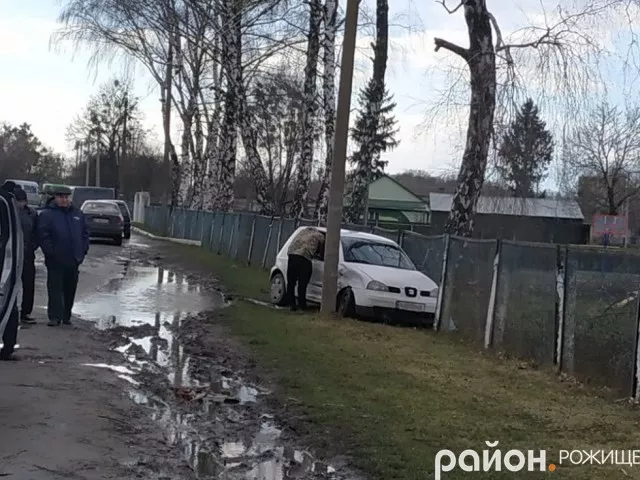 У Рожищі зіткнулись дві автівки: водіїв госпіталізували 5
