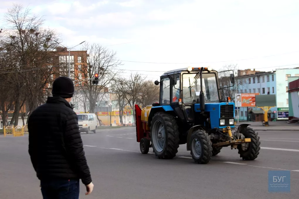 У Володимирі-Волинському провели першу обробку вулиць дезрозчином 3