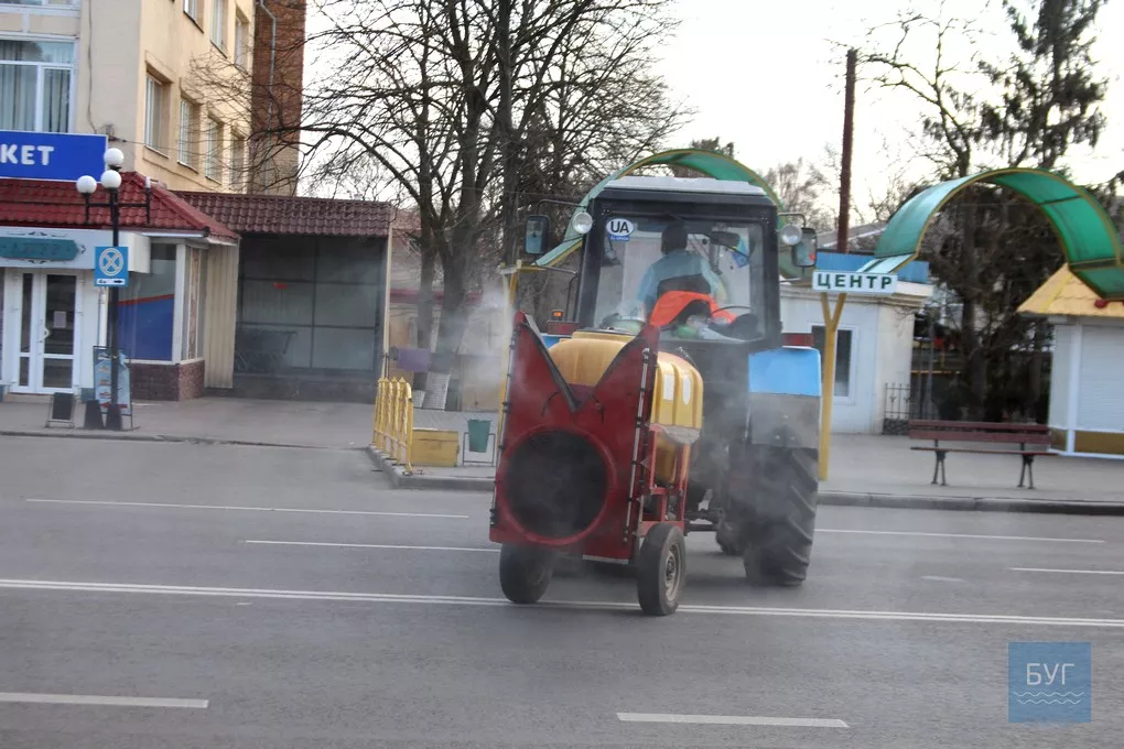 У Володимирі-Волинському провели першу обробку вулиць дезрозчином 4