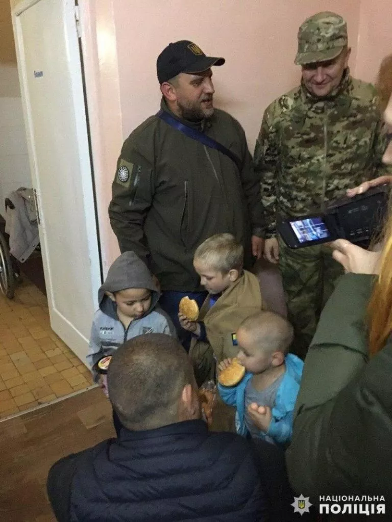 В Донецькій області трьох маленьких хлопчиків пів ночі шукали 200 людей і поліція, знайшли біля шахти 2