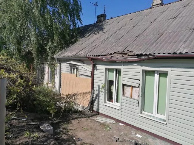 ДТП у Ковелі: позашляховик протаранив паркан та врізався у стіну будинку, де спали люди 3