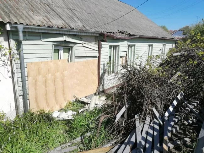 ДТП у Ковелі: позашляховик протаранив паркан та врізався у стіну будинку, де спали люди 6