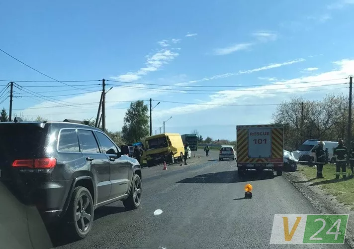 «Лоб у лоб» зіткнулись бус і легковик: під Луцьком трапилась смертельна аварія 2