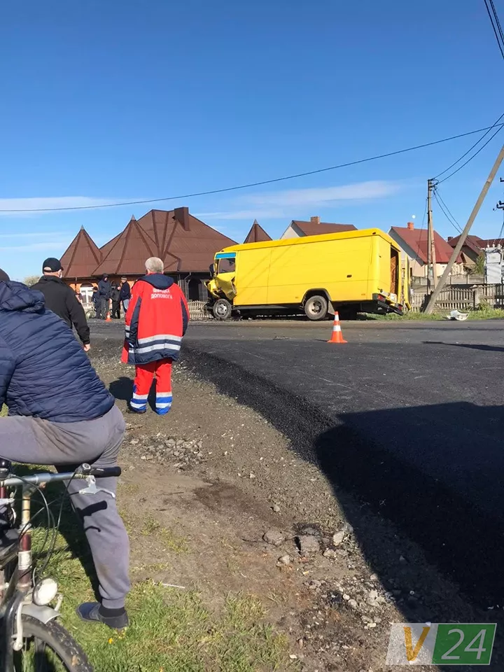 «Лоб у лоб» зіткнулись бус і легковик: під Луцьком трапилась смертельна аварія 4