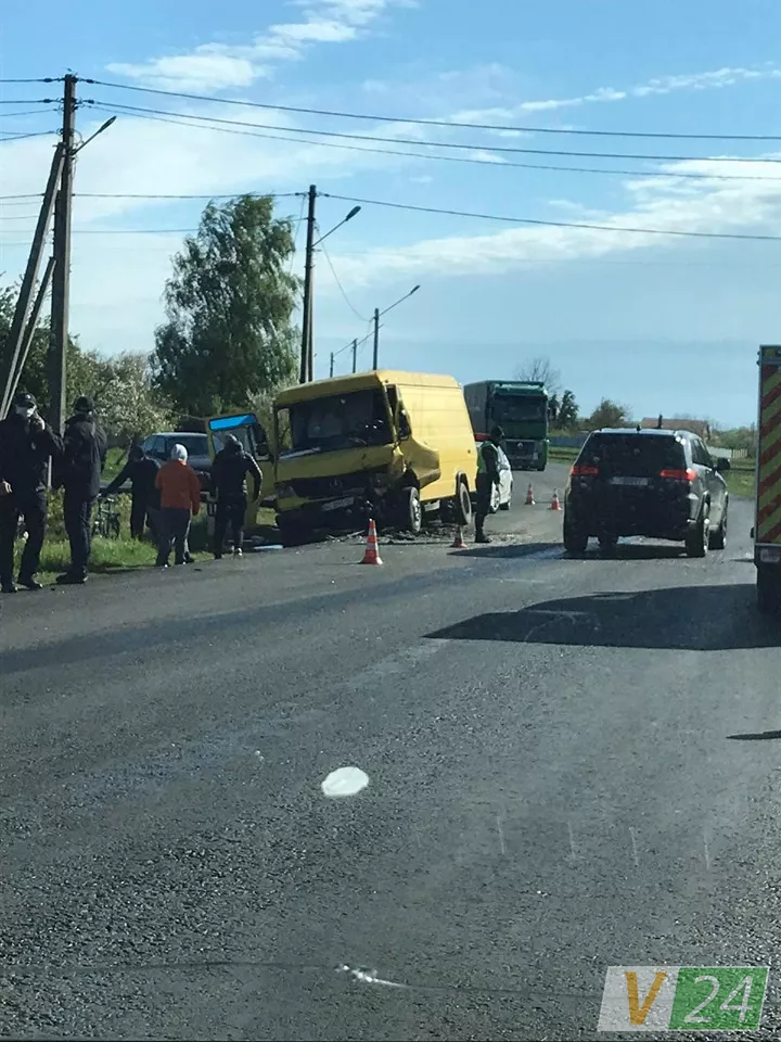 «Лоб у лоб» зіткнулись бус і легковик: під Луцьком трапилась смертельна аварія 5