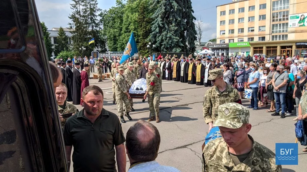У Володимирі-Волинському прощалися з загиблим Героєм Іллею Струком 17