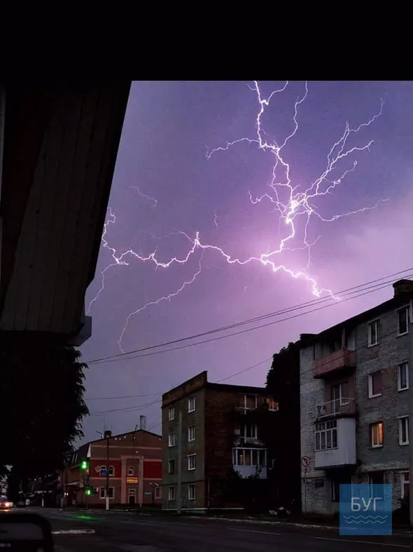 Фото дня: блискавичне небо над Нововолинськом 3