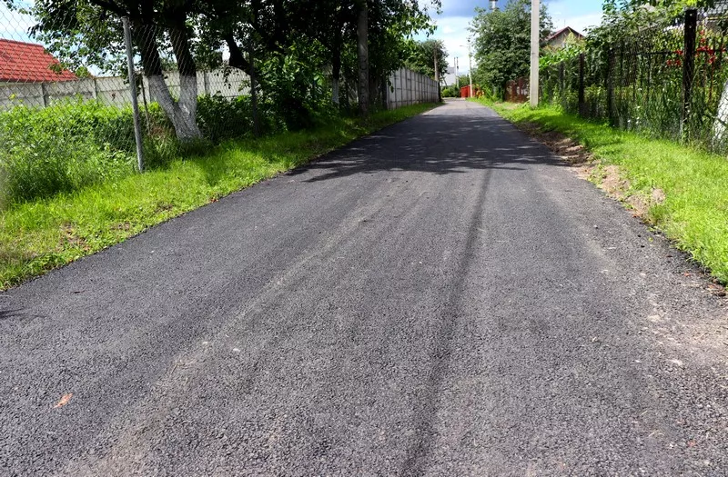 Попри карантин у Володимирі-Волинському продовжують ремонтувати дороги та двори 6