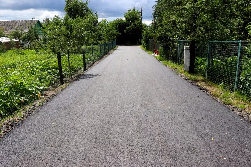 Попри карантин у Володимирі-Волинському продовжують ремонтувати дороги та двори 7