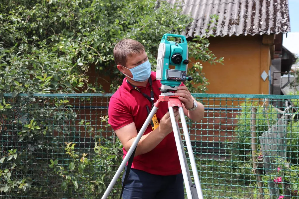 Попри карантин у Володимирі-Волинському продовжують ремонтувати дороги та двори 8