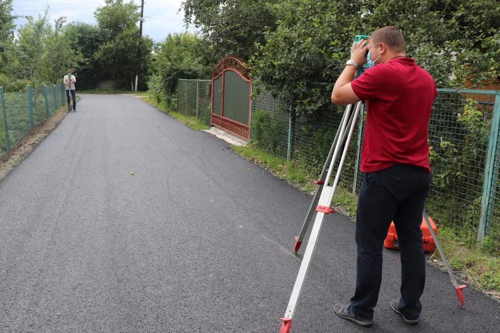 Попри карантин у Володимирі-Волинському продовжують ремонтувати дороги та двори 2