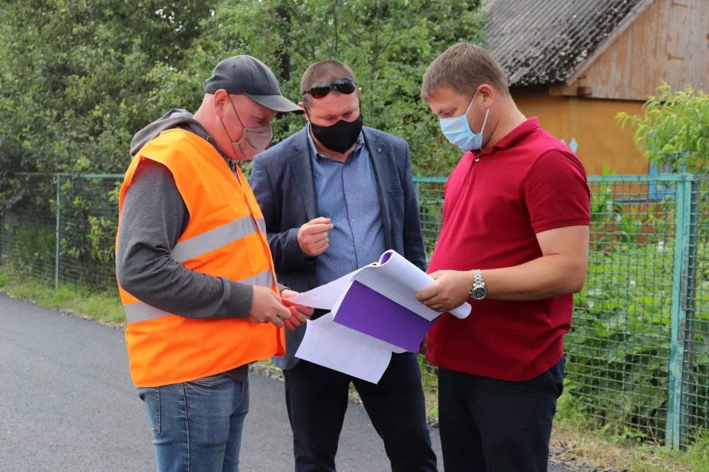 Попри карантин у Володимирі-Волинському продовжують ремонтувати дороги та двори 9