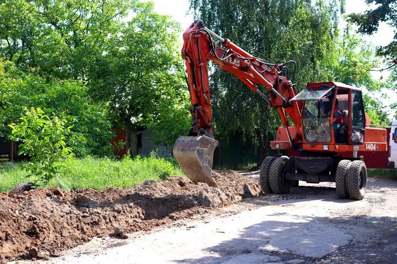 Попри карантин у Володимирі-Волинському продовжують ремонтувати дороги та двори 3