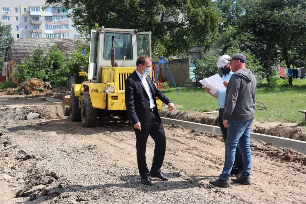 Попри карантин у Володимирі-Волинському продовжують ремонтувати дороги та двори 1