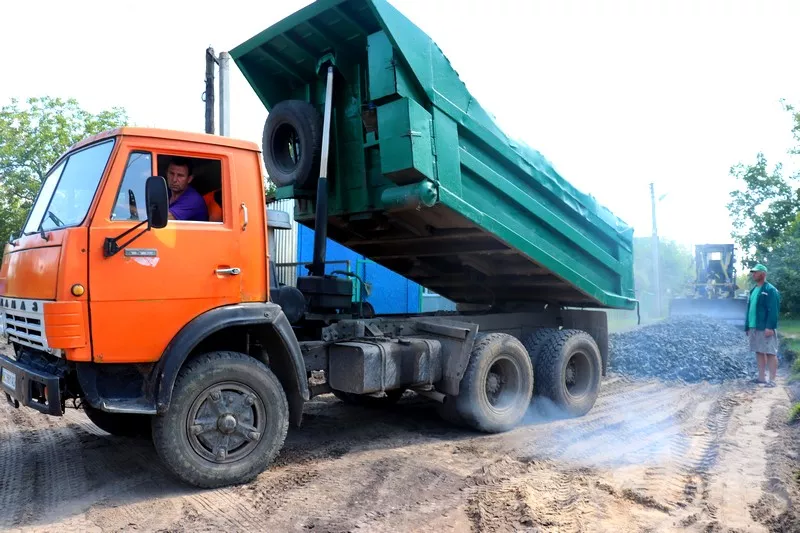 Попри карантин у Володимирі-Волинському продовжують ремонтувати дороги та двори 5