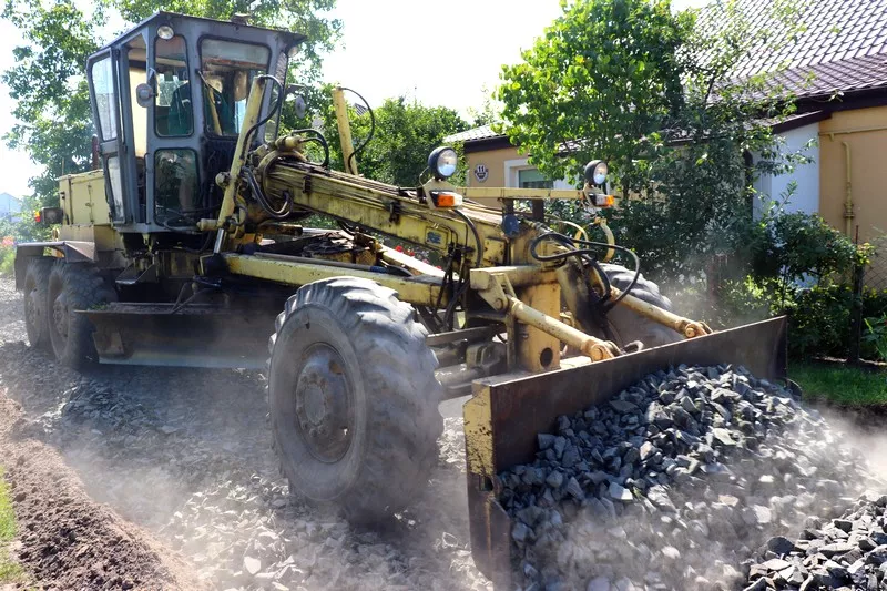 Попри карантин у Володимирі-Волинському продовжують ремонтувати дороги та двори 4