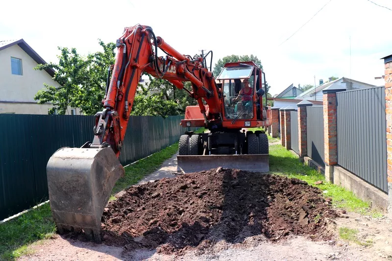 Попри карантин у Володимирі-Волинському продовжують ремонтувати дороги та двори 10