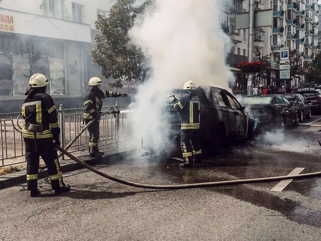 У Києві палали дві автівки: згоріла BMW X5 2