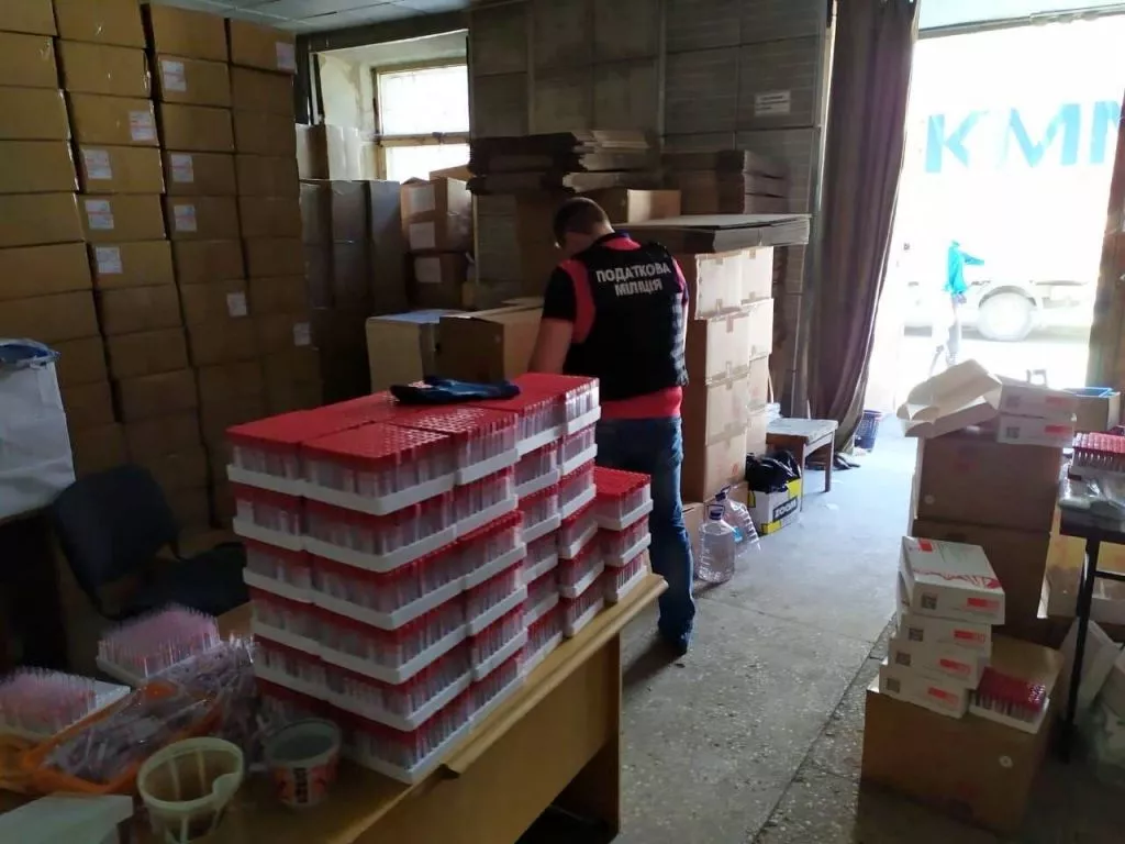 На Харківщині цех підпільно виготовляв набори для тестування на COVID-19 1