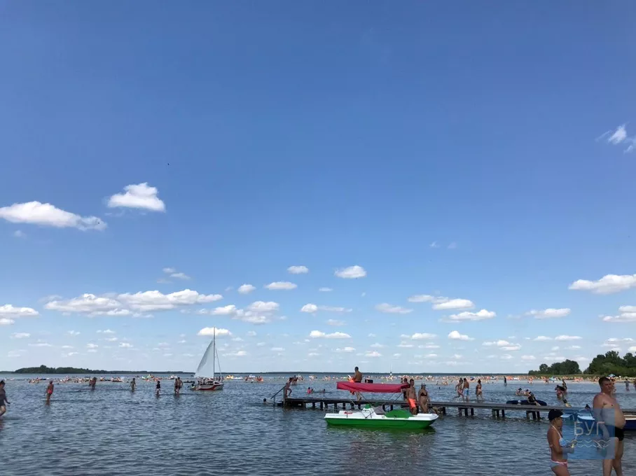 Як виглядають переповнені пляжі Світязя 3