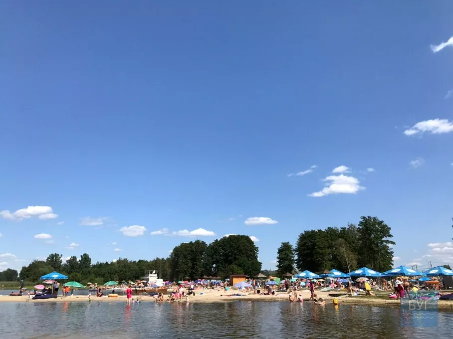 Як виглядають переповнені пляжі Світязя 4