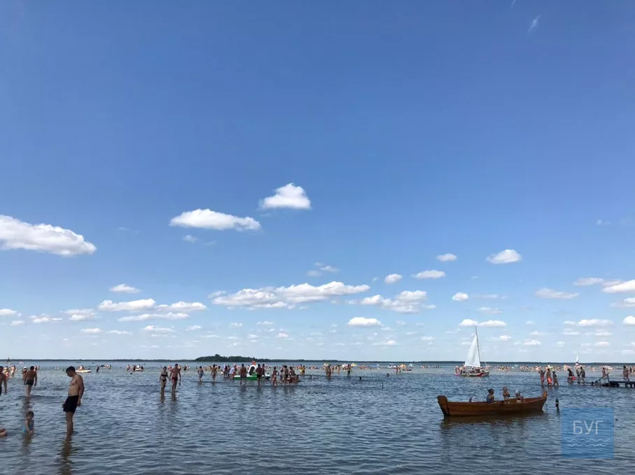 Як виглядають переповнені пляжі Світязя 5