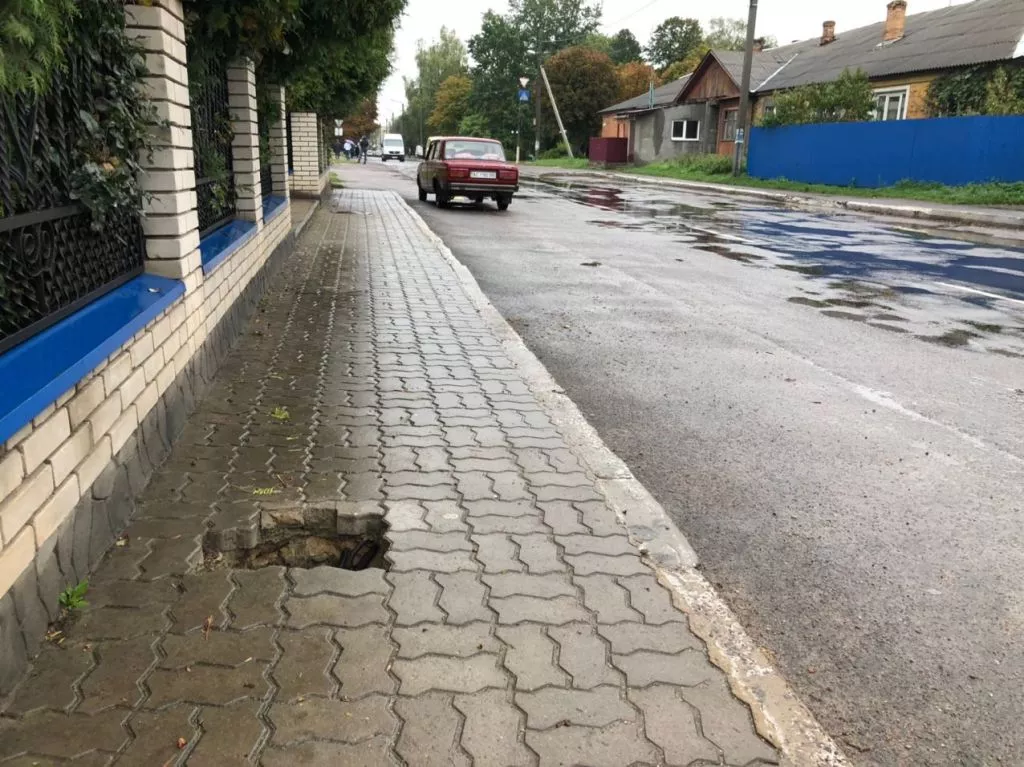 Фото дня: небезпечна яма посеред тротуару в Нововолинську 2