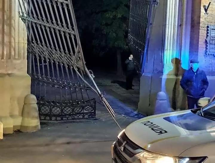 У Чернівцях автомобіль протаранив ворота і стіну університету Федьковича 3