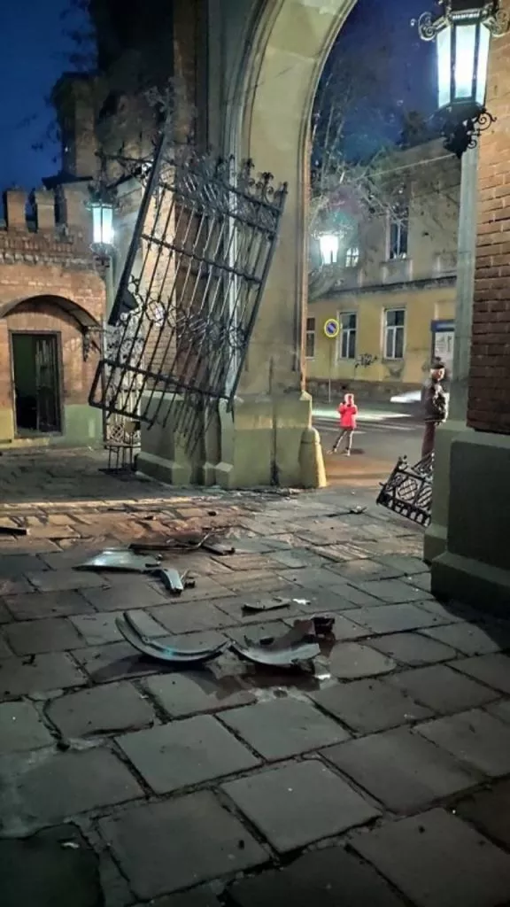 У Чернівцях автомобіль протаранив ворота і стіну університету Федьковича 4