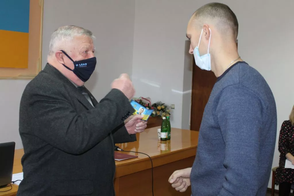 Відбулася перша сесія Іваничівської селищної ради: новообрана голова Лідія Томашевська склала присягу, депутати отримали посвідчення 7