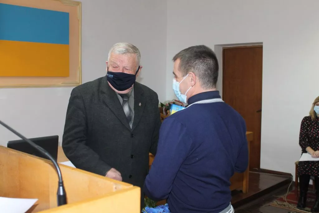 Відбулася перша сесія Іваничівської селищної ради: новообрана голова Лідія Томашевська склала присягу, депутати отримали посвідчення 11