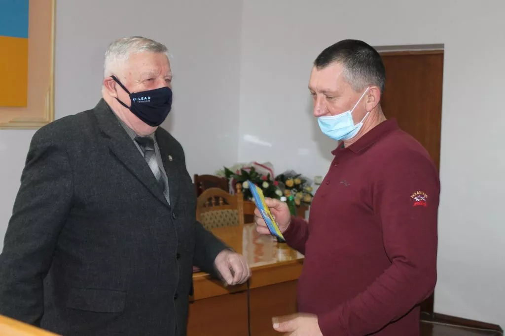 Відбулася перша сесія Іваничівської селищної ради: новообрана голова Лідія Томашевська склала присягу, депутати отримали посвідчення 15