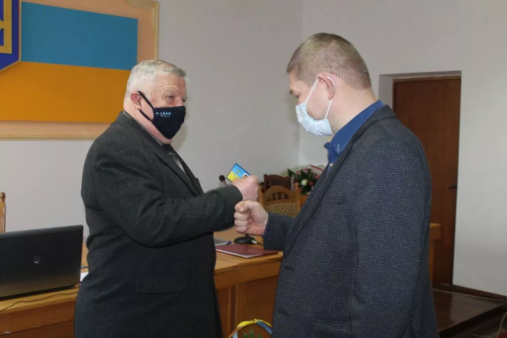 Відбулася перша сесія Іваничівської селищної ради: новообрана голова Лідія Томашевська склала присягу, депутати отримали посвідчення 17