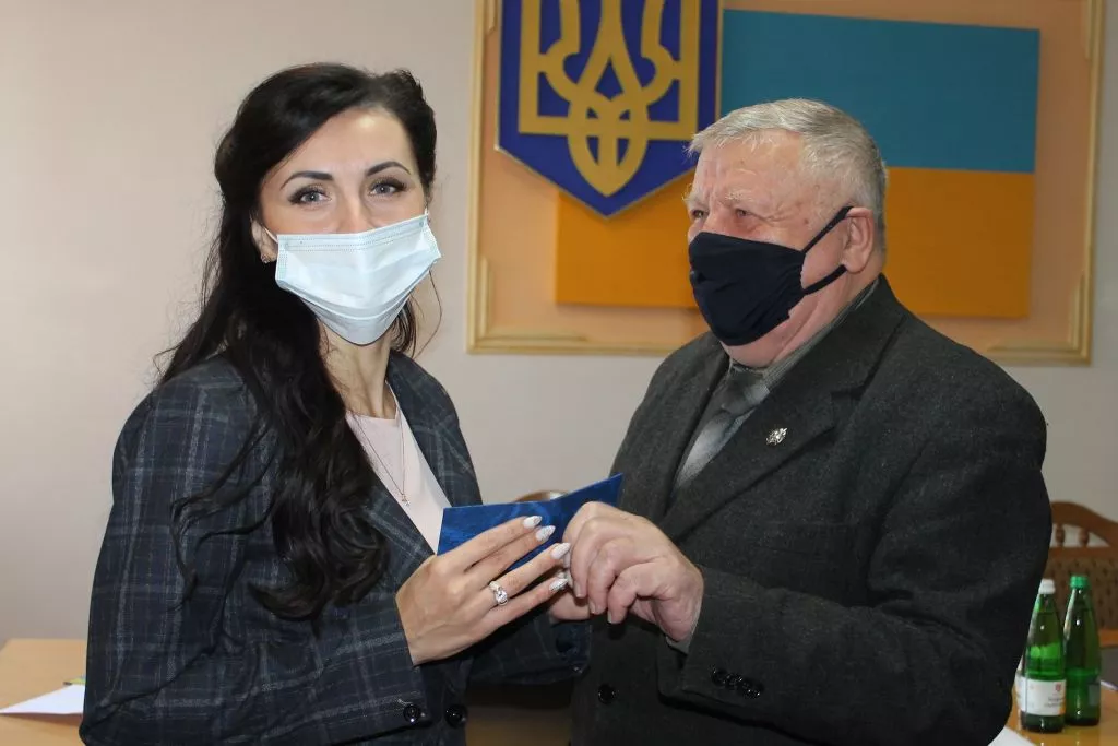 Відбулася перша сесія Іваничівської селищної ради: новообрана голова Лідія Томашевська склала присягу, депутати отримали посвідчення 20