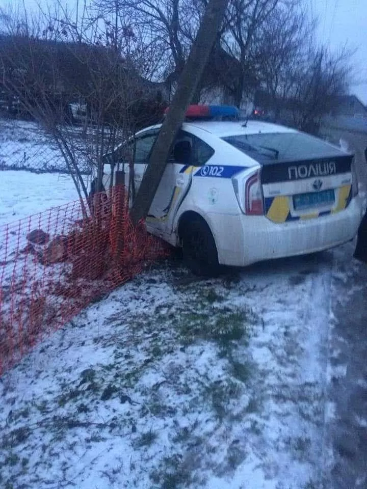 Проведуть службове розслідування щодо таємного ДТП за участю авто поліції неподалік Володимира-Волинського 3