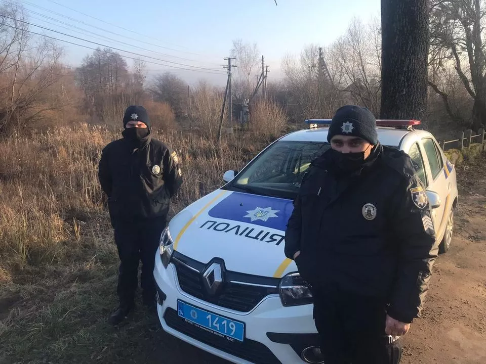 На Львівщині патрульні витягнули з тонучого автомобіля двох чоловіків 3