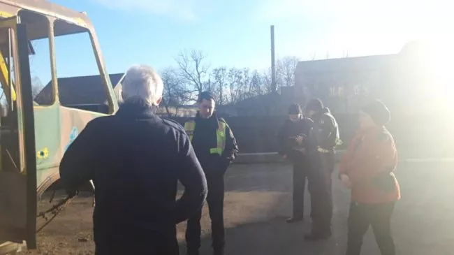 Невідомі понищили автобус учасників АТО у Ківерцях 4