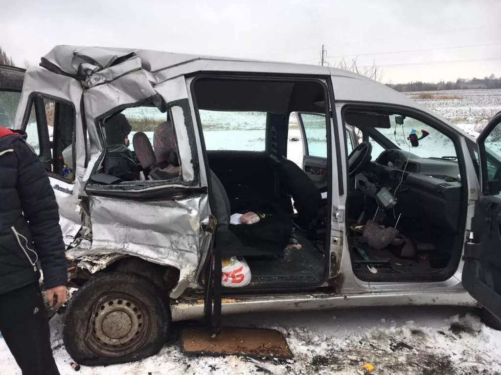 На трасі Нововолинськ-Іваничі зіткнулись мінівен та вантажівка: рятувальники деблокували потерпілу, постраждалих - четверо 2