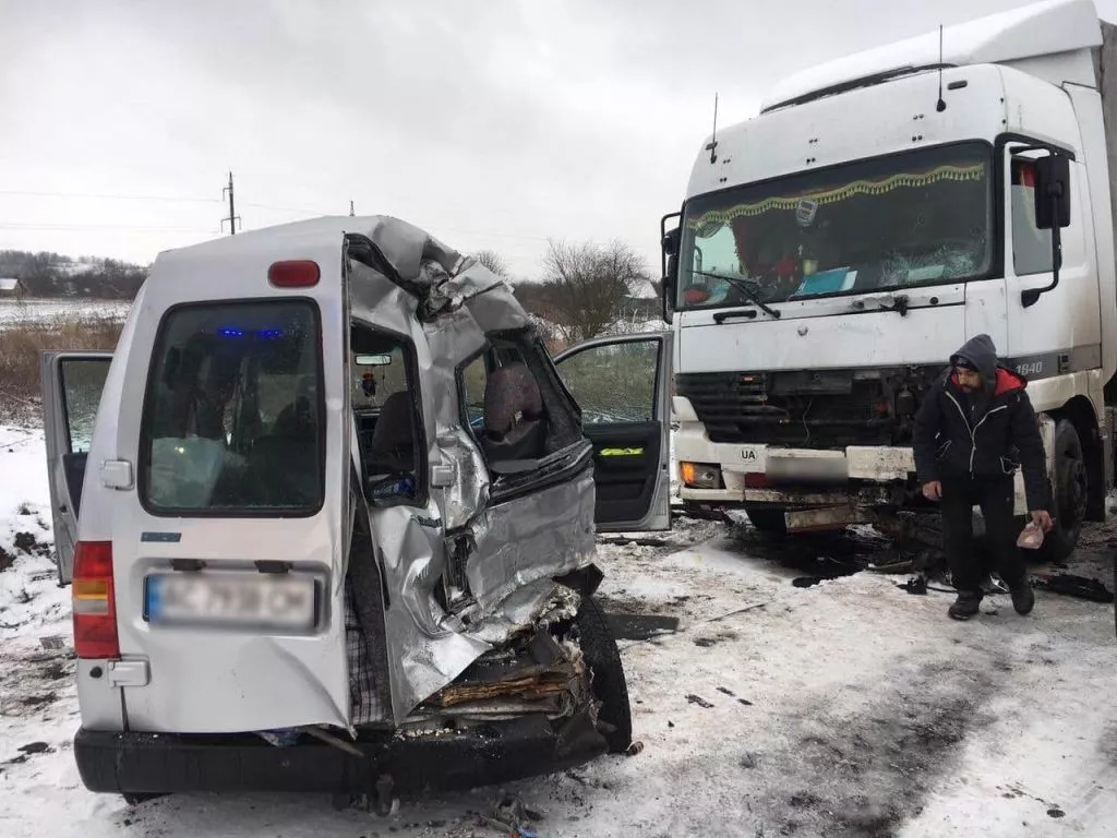 На трасі Нововолинськ-Іваничі зіткнулись мінівен та вантажівка: рятувальники деблокували потерпілу, постраждалих - четверо 5