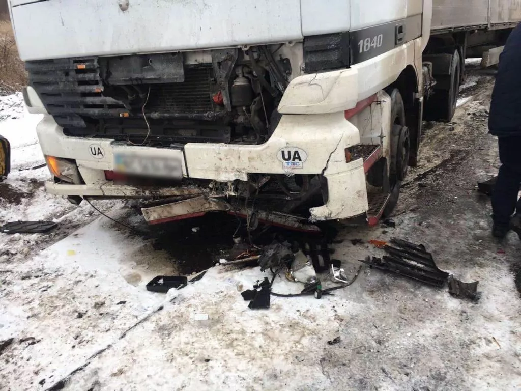 На трасі Нововолинськ-Іваничі зіткнулись мінівен та вантажівка: рятувальники деблокували потерпілу, постраждалих - четверо 6