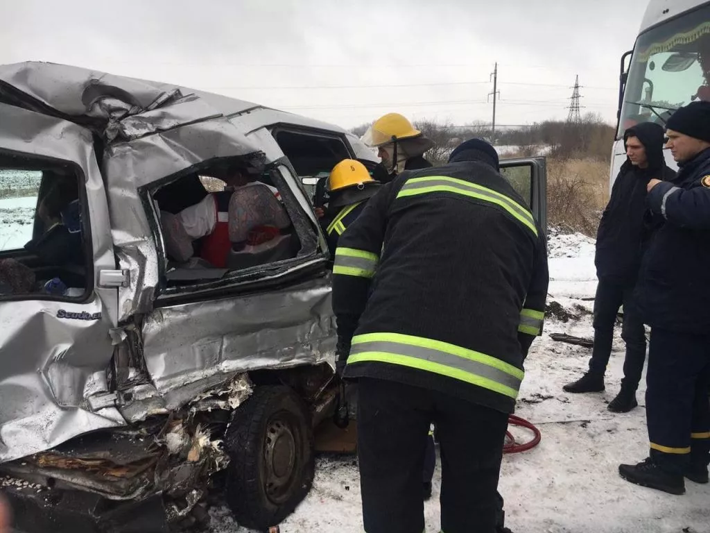 На трасі Нововолинськ-Іваничі зіткнулись мінівен та вантажівка: рятувальники деблокували потерпілу, постраждалих - четверо 8