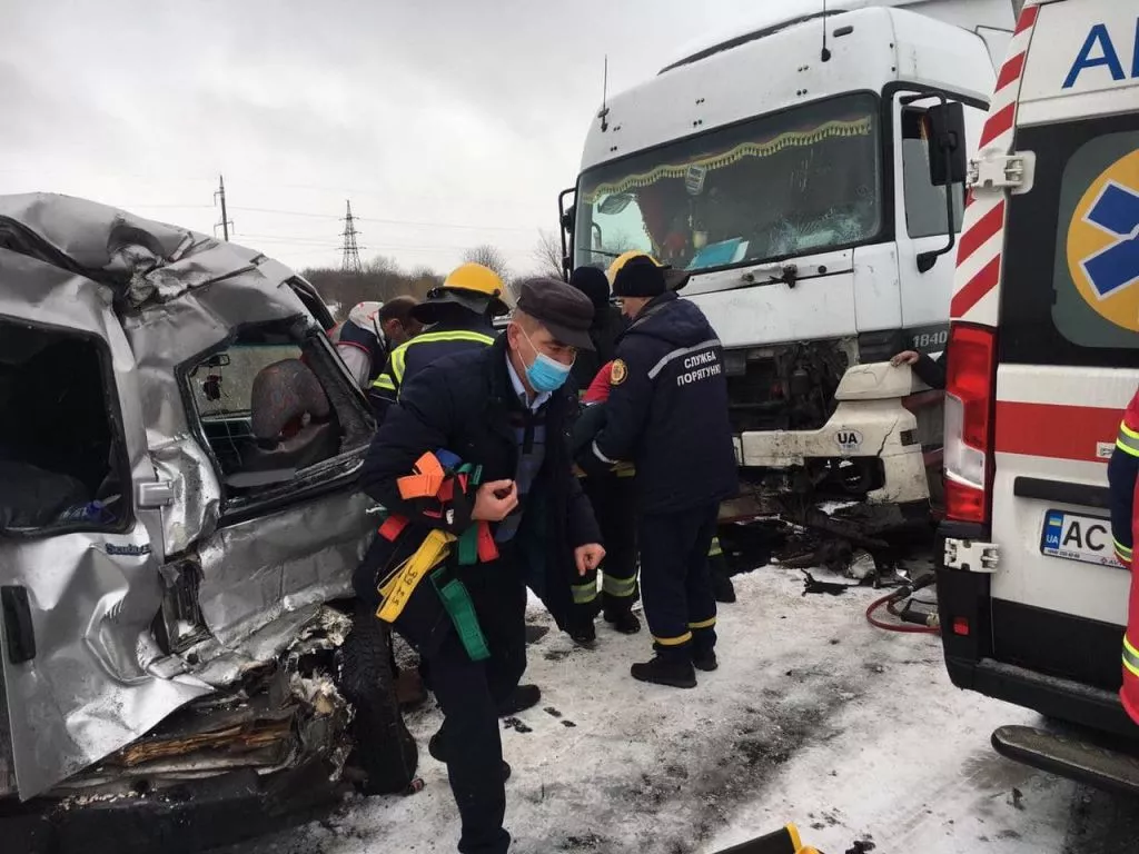 На трасі Нововолинськ-Іваничі зіткнулись мінівен та вантажівка: рятувальники деблокували потерпілу, постраждалих - четверо 9