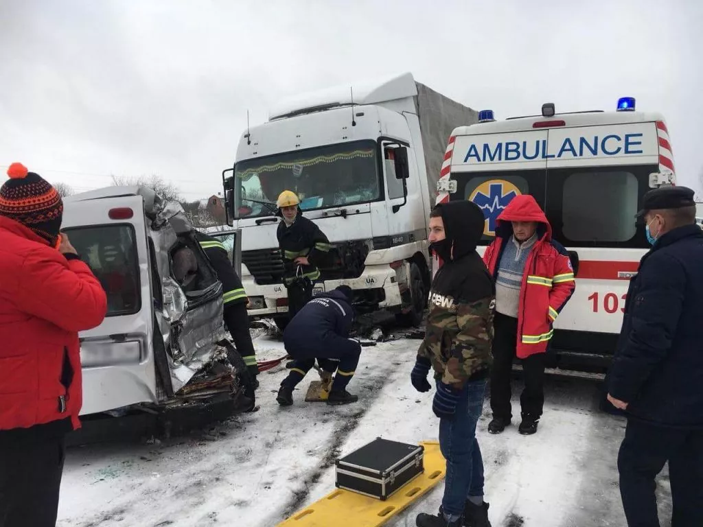 На трасі Нововолинськ-Іваничі зіткнулись мінівен та вантажівка: рятувальники деблокували потерпілу, постраждалих - четверо 11